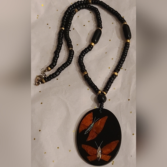 VINTAGE WOOD BEADED RESIN PENDANT BUTTERFLY MOTHER OF PEARL NECKLACE - Picture 13 of 16
